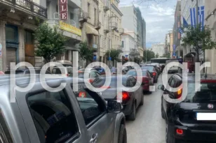 Πάτρα: Κυκλοφοριακό «έμφραγμα» στην Αγίου Ανδρέου – Μπλόκο στο κέντρο από ένα σταθμευμένο φορτηγό ΦΩΤΟ Πάτρα: Κυκλοφοριακό «έμφραγμα» στην Αγίου Ανδρέου – Μπλόκο στο κέντρο από ένα σταθμευμένο φορτηγό ΦΩΤΟ