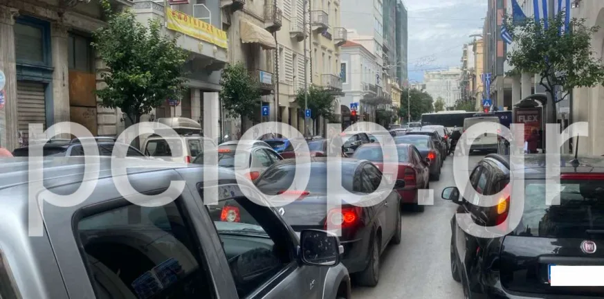 Πάτρα: Κυκλοφοριακό «έμφραγμα» στην Αγίου Ανδρέου – Μπλόκο στο κέντρο από ένα σταθμευμένο φορτηγό ΦΩΤΟ Πάτρα: Κυκλοφοριακό «έμφραγμα» στην Αγίου Ανδρέου – Μπλόκο στο κέντρο από ένα σταθμευμένο φορτηγό ΦΩΤΟ