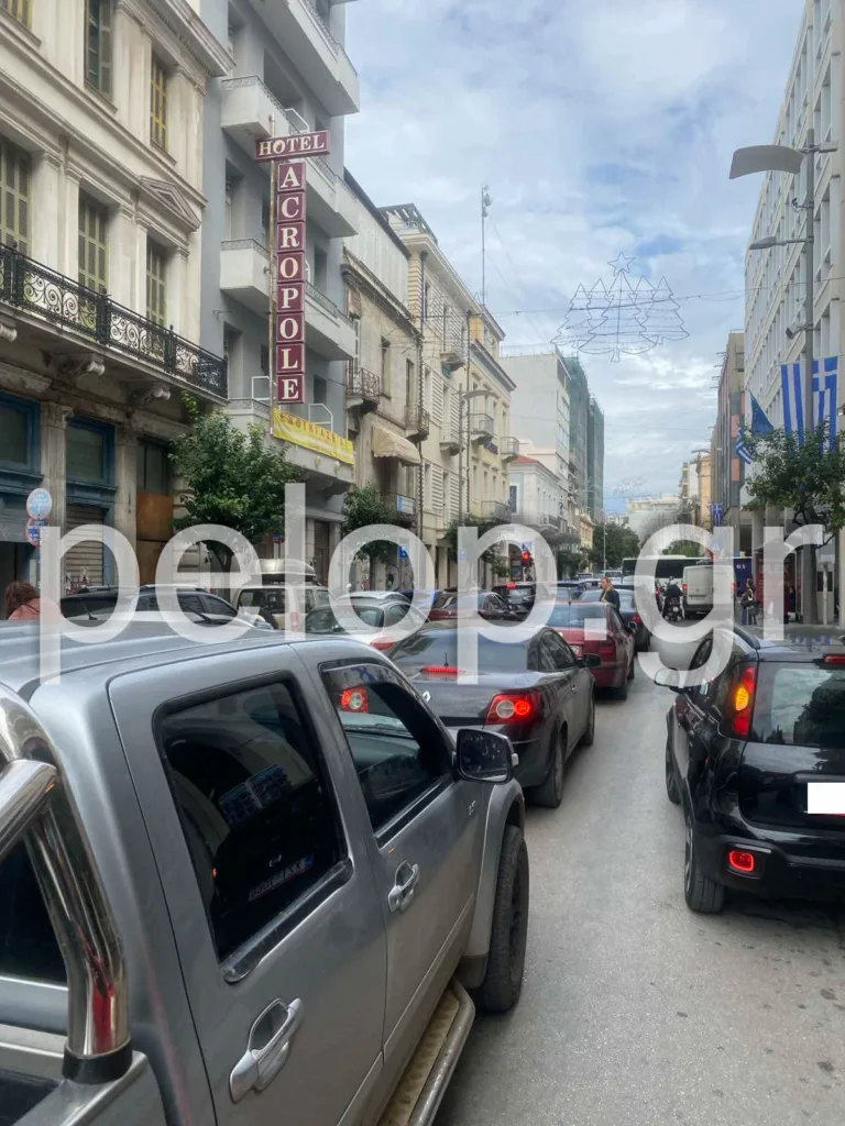 Πάτρα: Κυκλοφοριακό «έμφραγμα» στην Αγίου Ανδρέου – Μπλόκο στο κέντρο από ένα σταθμευμένο φορτηγό ΦΩΤΟ Πάτρα: Κυκλοφοριακό «έμφραγμα» στην Αγίου Ανδρέου – Μπλόκο στο κέντρο από ένα σταθμευμένο φορτηγό ΦΩΤΟ