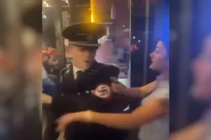 ΗΠΑ: Μπήκε σε παμπ με στολή Ναζί και έγινε χαμός! ΒΙΝΤΕΟ