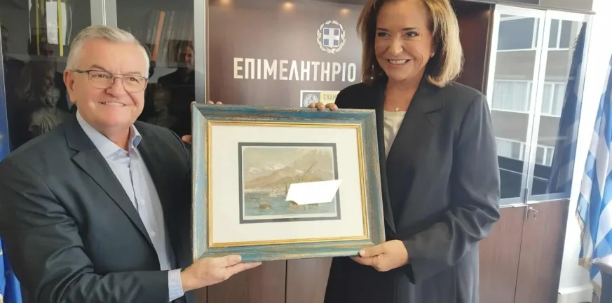 Εύστοχο το δώρο που έκανε το Επιμελητήριο Αχαΐας στην Ντ. Μπακογιάννη Εύστοχο το δώρο που έκανε το Επιμελητήριο Αχαΐας στην Ντ. Μπακογιάννη