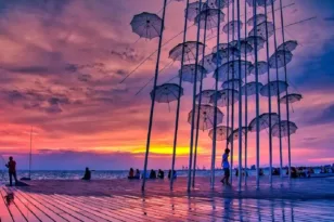 Θεσσαλονίκη: «Ξηλώνονται» οι διάσημες Ομπρέλες του Ζογγολόπουλου για συντήρηση - Φθορές από καιρό και επισκέπτες