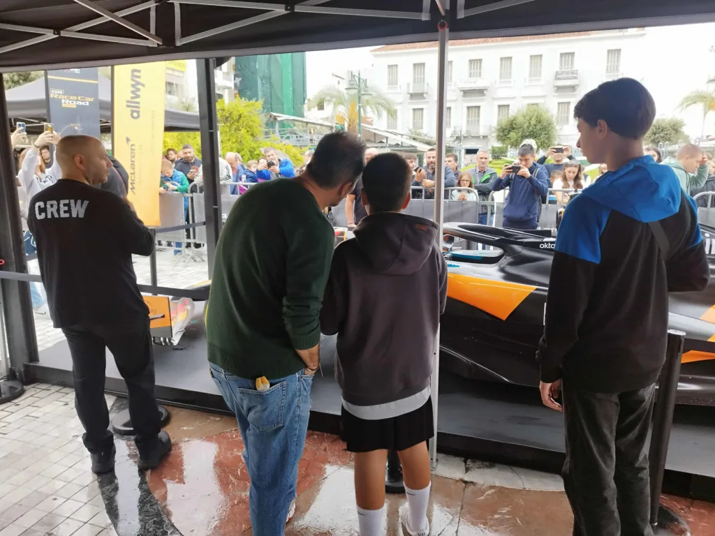 ΠΑΤΡΑ: Το showcar της McLaren F1 έκλεψε τις εντυπώσεις παρά τη βροχή ΦΩΤΟ