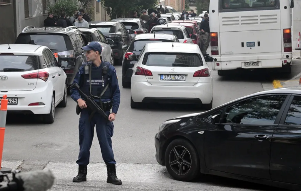 Σκάνδαλο ΟΠΕΚΕΠΕ: Κομβόι 24 οχημάτων στη ΓΑΔΑ για τους συλληφθέντες, οδηγούνται στην Ευρωπαϊκή Εισαγελία ΦΩΤΟ