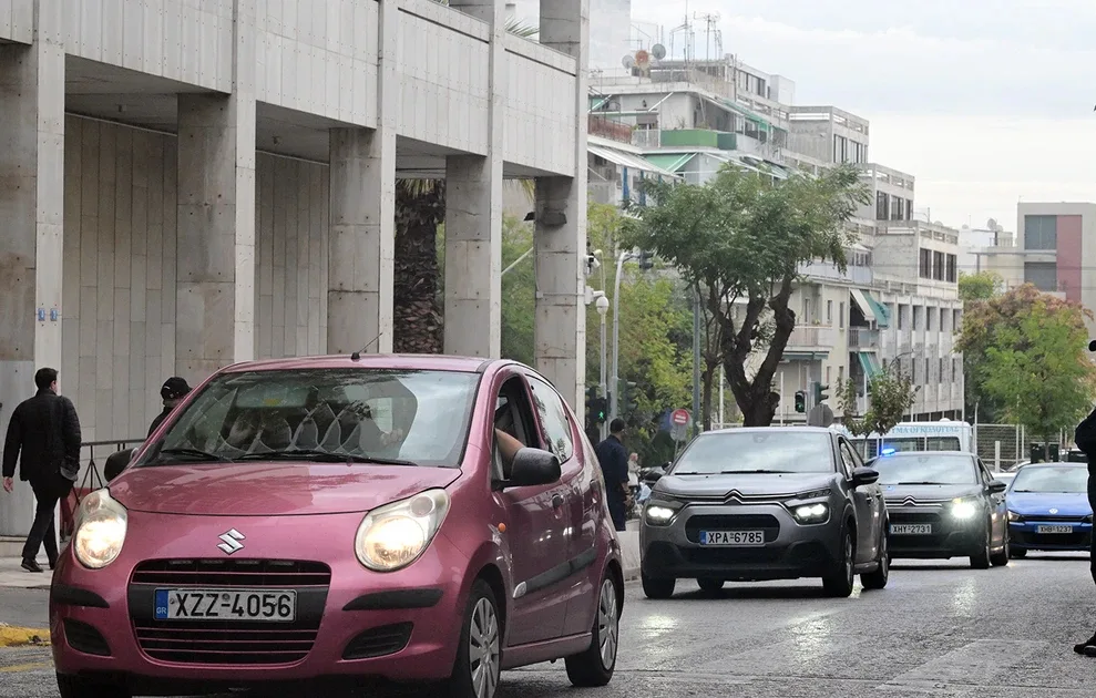 Σκάνδαλο ΟΠΕΚΕΠΕ: Κομβόι 24 οχημάτων στη ΓΑΔΑ για τους συλληφθέντες, οδηγούνται στην Ευρωπαϊκή Εισαγελία ΦΩΤΟ
