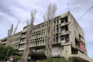 Πρώην κτίριο Λιμένα Πατρών: Διαγωνισμός για κατεδάφιση του «κουφαριού» στο παλιό Λιμάνι – Τελειώνει η 15ετής εγκατάλειψη