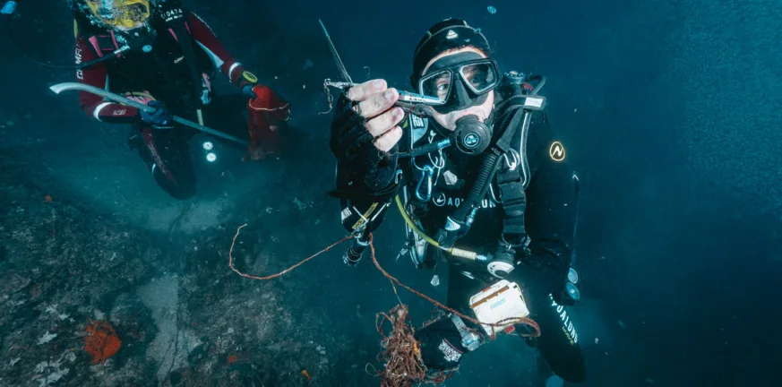 Δύτες «ψάρεψαν» παραγάδια, «πετονιές» και πλαστικά στην παραλία της Παναγοπούλας ΦΩΤΟ