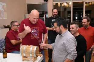 Οι “Whisky Friends” της Πάτρας εμφιάλωσαν το πρώτο ελληνικό ουίσκι: Πέντε χρόνια πάθους σε ένα μπουκάλι