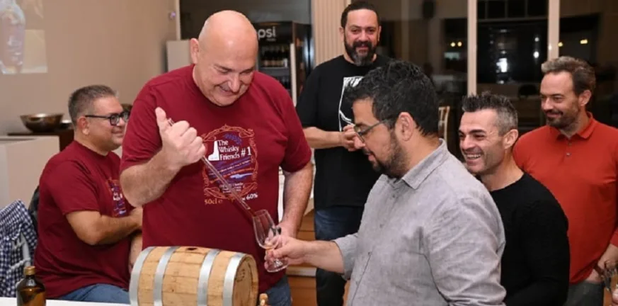 Οι “Whisky Friends” της Πάτρας εμφιάλωσαν το πρώτο ελληνικό ουίσκι: Πέντε χρόνια πάθους σε ένα μπουκάλι Οι “Whisky Friends” της Πάτρας εμφιάλωσαν το πρώτο ελληνικό ουίσκι: Πέντε χρόνια πάθους σε ένα μπουκάλι