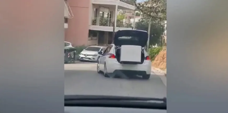 Περιπολικό με… ψυγείο στο πορτμπαγκάζ: Το ΒΙΝΤΕΟ από το Καματερό που έγινε viral Περιπολικό με… ψυγείο στο πορτμπαγκάζ: Το ΒΙΝΤΕΟ από το Καματερό που έγινε viral