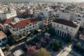 Χαμός στον Πύργο, ετοιμόρροπο κτίριο κατέρρευσε πάνω σε αυτοκίνητα! ΦΩΤΟ