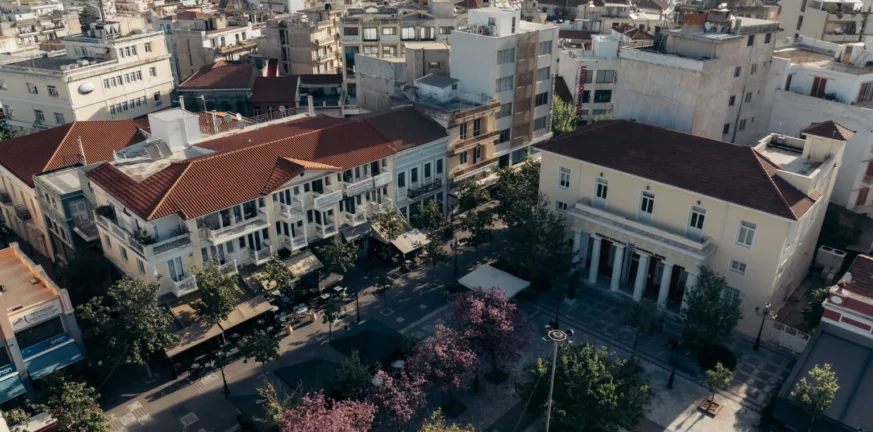 Χαμός στον Πύργο, ετοιμόρροπο κτίριο κατέρρευσε πάνω σε αυτοκίνητα! ΦΩΤΟ