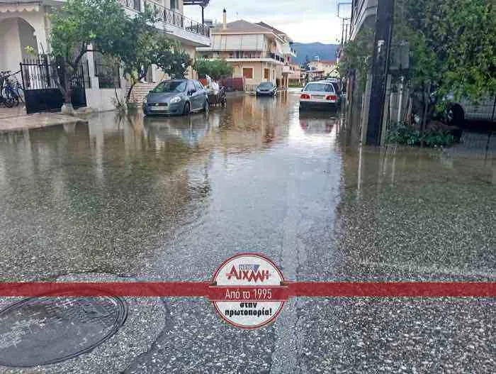 Μεσολόγγι: Τρομερή βροχόπτωση, κυκλοφορούν με βάρκες! ΦΩΤΟ, ΒΙΝΤΕΟ