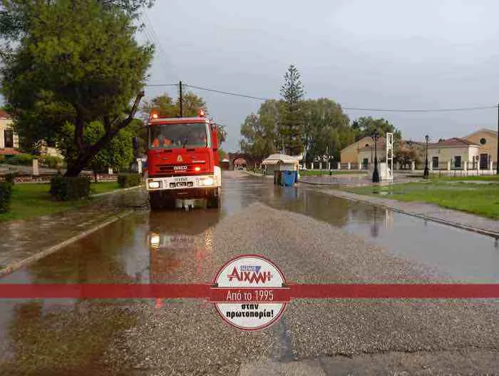 Μεσολόγγι: Τρομερή βροχόπτωση, κυκλοφορούν με βάρκες! ΦΩΤΟ, ΒΙΝΤΕΟ