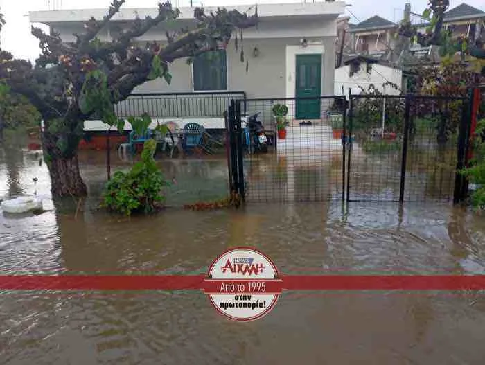 Μεσολόγγι: Τρομερή βροχόπτωση, κυκλοφορούν με βάρκες! ΦΩΤΟ, ΒΙΝΤΕΟ