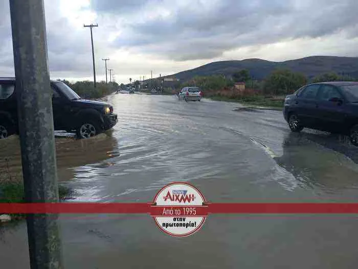 Μεσολόγγι: Τρομερή βροχόπτωση, κυκλοφορούν με βάρκες! ΦΩΤΟ, ΒΙΝΤΕΟ
