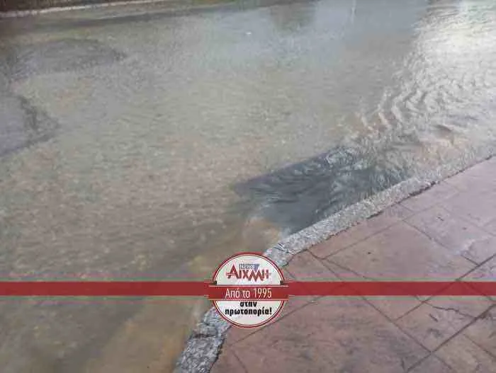 Μεσολόγγι: Τρομερή βροχόπτωση, κυκλοφορούν με βάρκες! ΦΩΤΟ, ΒΙΝΤΕΟ