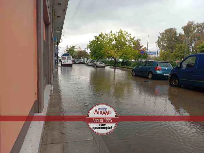 Μεσολόγγι: Τρομερή βροχόπτωση, κυκλοφορούν με βάρκες! ΦΩΤΟ, ΒΙΝΤΕΟ