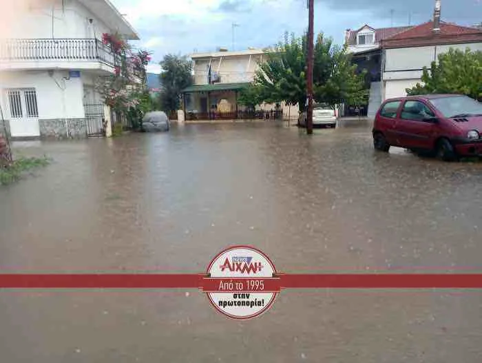 Μεσολόγγι: Τρομερή βροχόπτωση, κυκλοφορούν με βάρκες! ΦΩΤΟ, ΒΙΝΤΕΟ