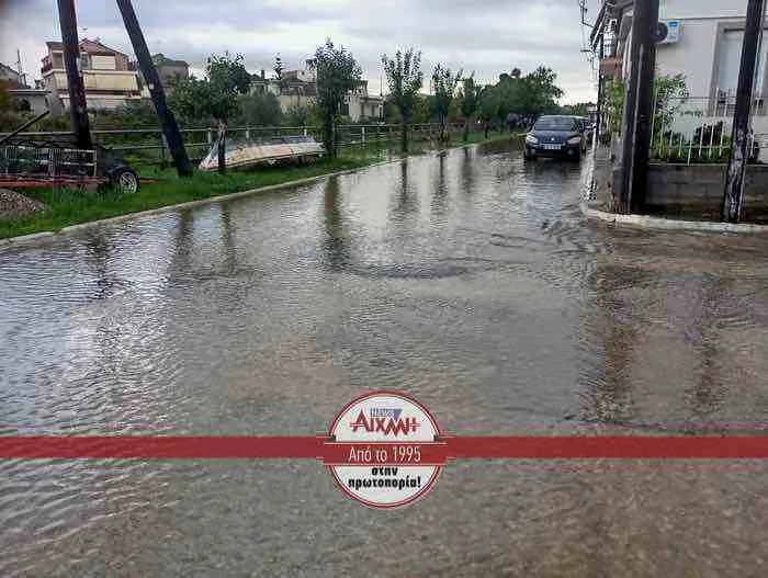 Μεσολόγγι: Τρομερή βροχόπτωση, κυκλοφορούν με βάρκες! ΦΩΤΟ, ΒΙΝΤΕΟ