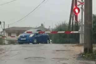 Πάτρα: Κατεβασμένες μπάρες και το τρένο πουθενά, επικίνδυνη διέλευση για οδηγούς ΒΙΝΤΕΟ