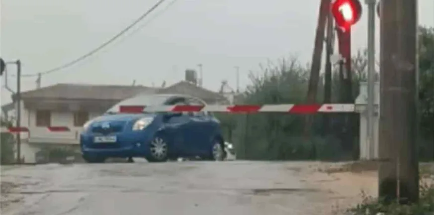 Πάτρα: Κατεβασμένες μπάρες και το τρένο πουθενά, επικίνδυνη διέλευση για οδηγούς ΒΙΝΤΕΟ Πάτρα: Κατεβασμένες μπάρες και το τρένο πουθενά, επικίνδυνη διέλευση για οδηγούς ΒΙΝΤΕΟ