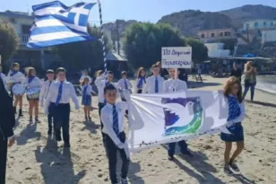 Ψέριμος: Δύο παιδιά, ένα νησί, μία Ελλάδα - Συγκίνηση στην παρέλαση με μαθητές από το Περιστέρι ΒΙΝΤΕΟ