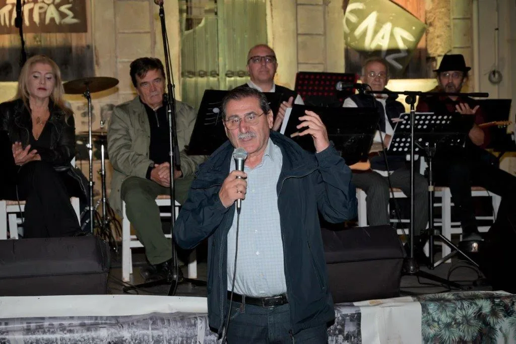 «Τα Ρεμπέτικα της Κατοχής» ζωντάνεψαν στον Παντοκράτορα: Μια νύχτα μνήμης και λαϊκής ψυχής στην Πάτρα ΦΩΤΟ