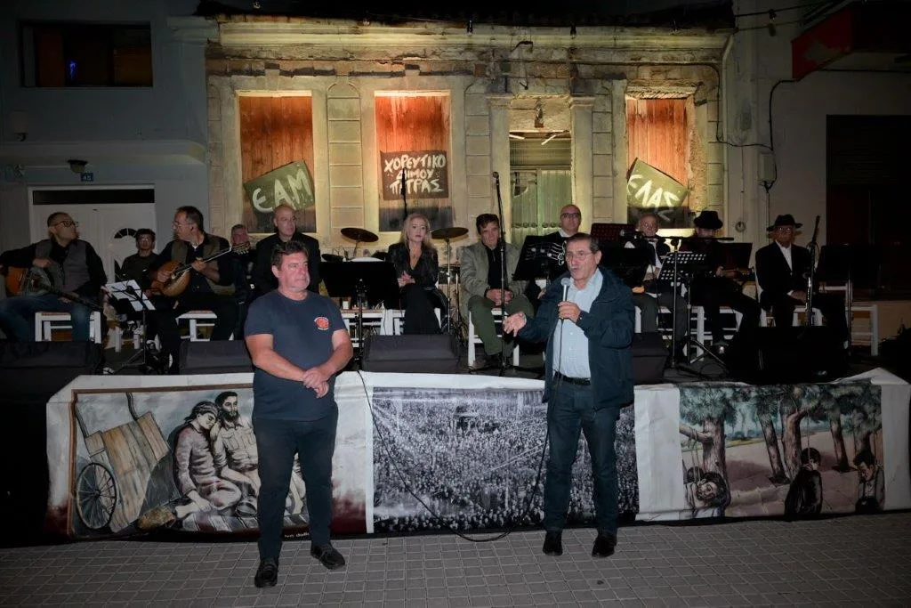 «Τα Ρεμπέτικα της Κατοχής» ζωντάνεψαν στον Παντοκράτορα: Μια νύχτα μνήμης και λαϊκής ψυχής στην Πάτρα ΦΩΤΟ