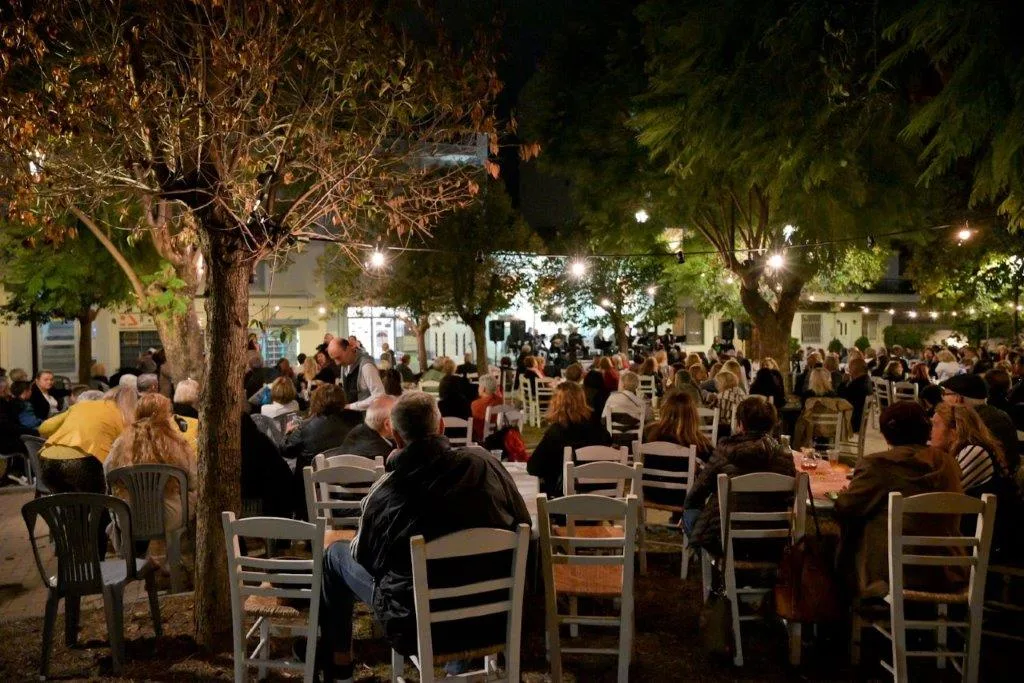 «Τα Ρεμπέτικα της Κατοχής» ζωντάνεψαν στον Παντοκράτορα: Μια νύχτα μνήμης και λαϊκής ψυχής στην Πάτρα ΦΩΤΟ