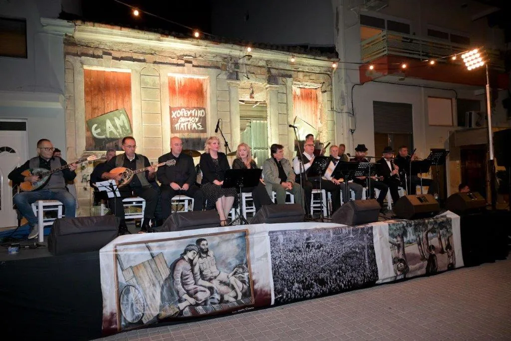 «Τα Ρεμπέτικα της Κατοχής» ζωντάνεψαν στον Παντοκράτορα: Μια νύχτα μνήμης και λαϊκής ψυχής στην Πάτρα ΦΩΤΟ