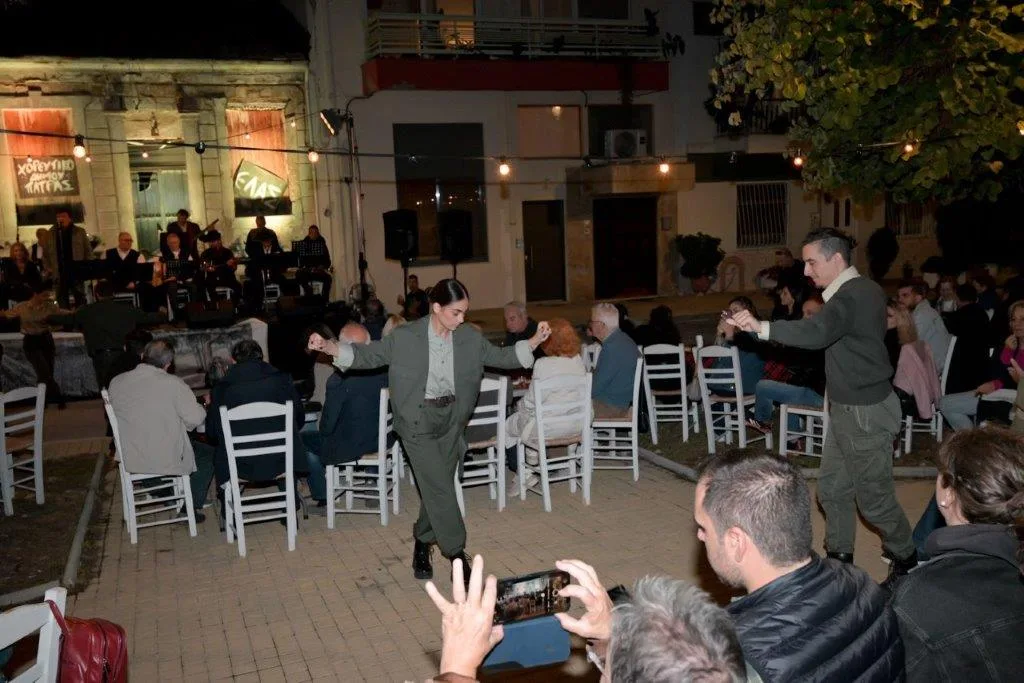«Τα Ρεμπέτικα της Κατοχής» ζωντάνεψαν στον Παντοκράτορα: Μια νύχτα μνήμης και λαϊκής ψυχής στην Πάτρα ΦΩΤΟ