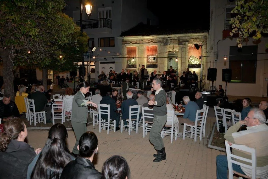 «Τα Ρεμπέτικα της Κατοχής» ζωντάνεψαν στον Παντοκράτορα: Μια νύχτα μνήμης και λαϊκής ψυχής στην Πάτρα ΦΩΤΟ