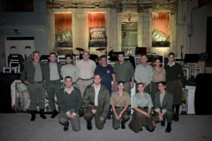 «Τα Ρεμπέτικα της Κατοχής» ζωντάνεψαν στον Παντοκράτορα: Μια νύχτα μνήμης και λαϊκής ψυχής στην Πάτρα ΦΩΤΟ