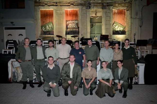 «Τα Ρεμπέτικα της Κατοχής» ζωντάνεψαν στον Παντοκράτορα: Μια νύχτα μνήμης και λαϊκής ψυχής στην Πάτρα ΦΩΤΟ