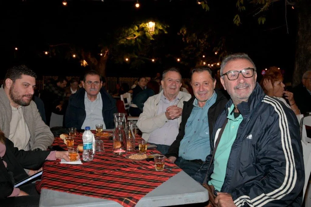 «Τα Ρεμπέτικα της Κατοχής» ζωντάνεψαν στον Παντοκράτορα: Μια νύχτα μνήμης και λαϊκής ψυχής στην Πάτρα ΦΩΤΟ