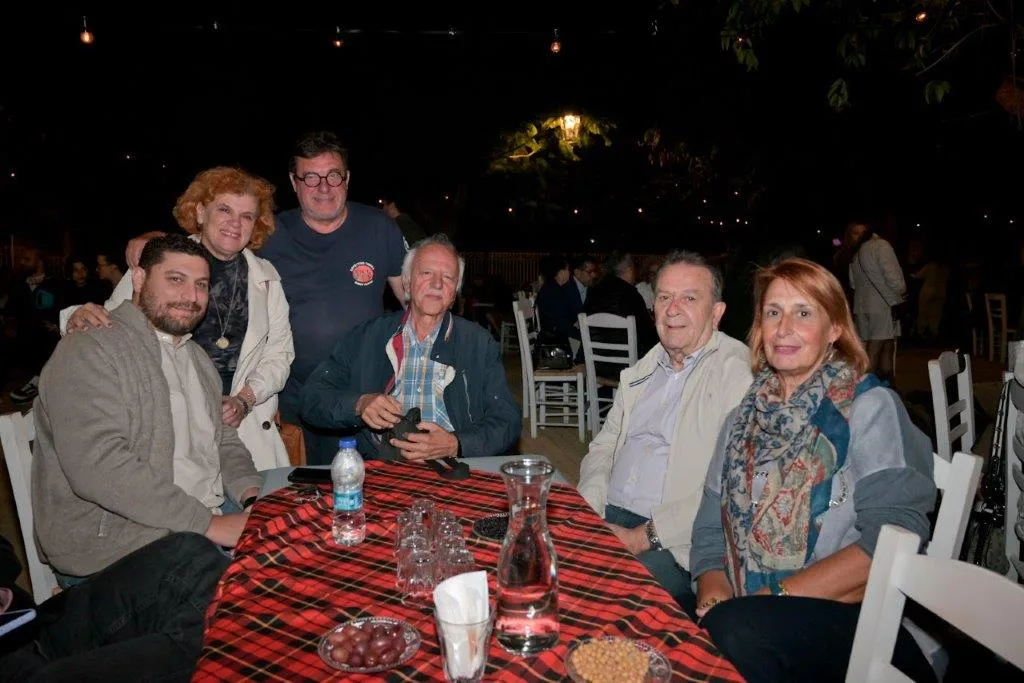 «Τα Ρεμπέτικα της Κατοχής» ζωντάνεψαν στον Παντοκράτορα: Μια νύχτα μνήμης και λαϊκής ψυχής στην Πάτρα ΦΩΤΟ