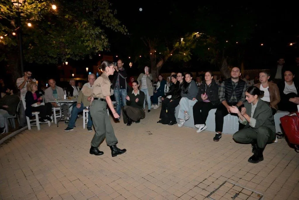 «Τα Ρεμπέτικα της Κατοχής» ζωντάνεψαν στον Παντοκράτορα: Μια νύχτα μνήμης και λαϊκής ψυχής στην Πάτρα ΦΩΤΟ