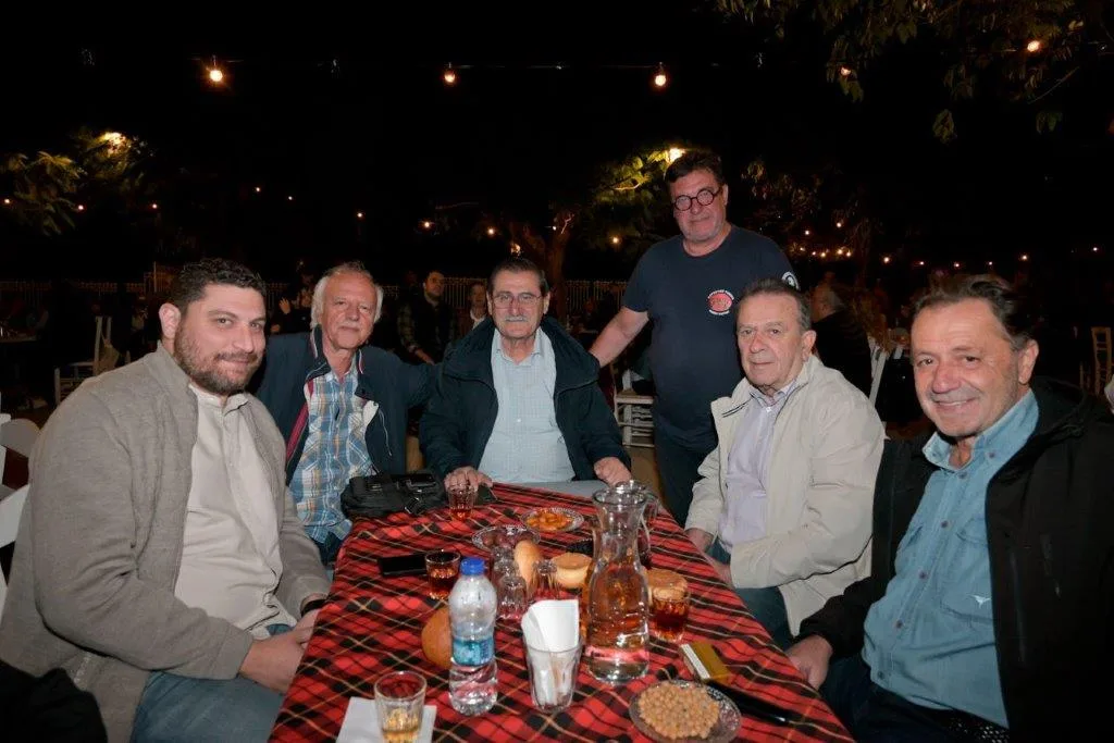 «Τα Ρεμπέτικα της Κατοχής» ζωντάνεψαν στον Παντοκράτορα: Μια νύχτα μνήμης και λαϊκής ψυχής στην Πάτρα ΦΩΤΟ
