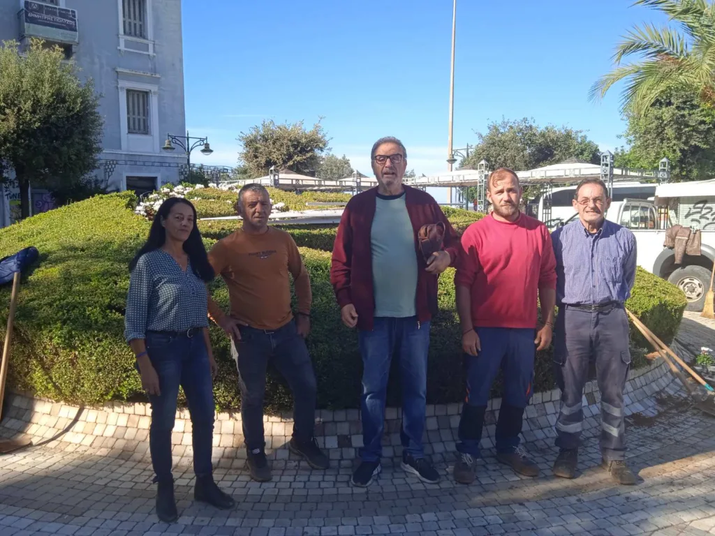 Πάτρα: Το άνθινο ρολόι έγινε ξανά άνθινο - Φύτεψε λουλούδια ο Δήμος Πάτρα: Το άνθινο ρολόι έγινε ξανά άνθινο - Φύτεψε λουλούδια ο Δήμος