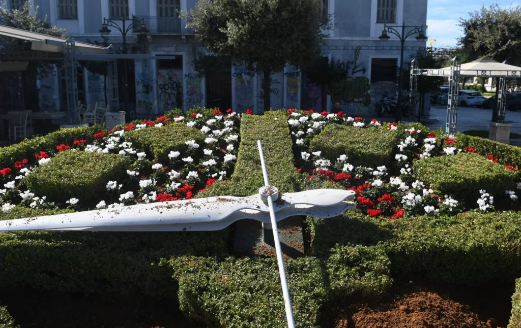 Πάτρα: Το άνθινο ρολόι έγινε ξανά άνθινο - Φύτεψε λουλούδια ο Δήμος Πάτρα: Το άνθινο ρολόι έγινε ξανά άνθινο - Φύτεψε λουλούδια ο Δήμος