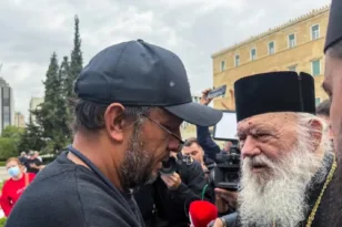 Ο Αρχιεπίσκοπος Ιερώνυμος επισκέφθηκε τον Πάνο Ρούτσι στο Σύνταγμα: «Ένας άνθρωπος υποφέρει και ήρθα να τον δω»