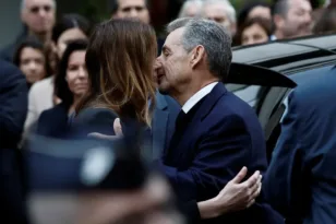 «Ω, καλώς ήρθες Σαρκοζί!», θερμή υποδοχή των κρατουμένων στον πρώην επικεφαλής του γαλλικού κράτους