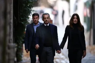 Ο Σαρκοζί με κοστούμι και γραβάτα πηγαίνει στη φυλακή χέρι-χέρι με την Μπρούνι! ΦΩΤΟ, ΒΙΝΤΕΟ