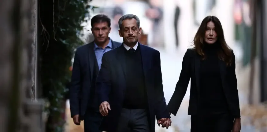 Ο Σαρκοζί με κοστούμι και γραβάτα πηγαίνει στη φυλακή χέρι-χέρι με την Κάρλα Μπρούνι! ΦΩΤΟ - ΒΙΝΤΕΟ