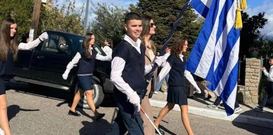 Συγκίνηση από την παρέλαση στη Γαβαλού-Παρέλασε τυφλός μαθητής