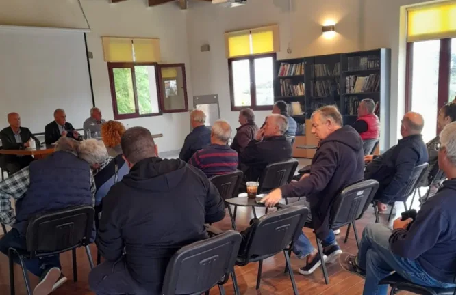 Αιγιάλεια: Ο δήμαρχος Παναγιώτης Ανδριόπουλος με πολίτες και προέδρους της Συμπολιτείας Αιγιάλεια: Ο δήμαρχος Παναγιώτης Ανδριόπουλος με πολίτες και προέδρους της Συμπολιτείας