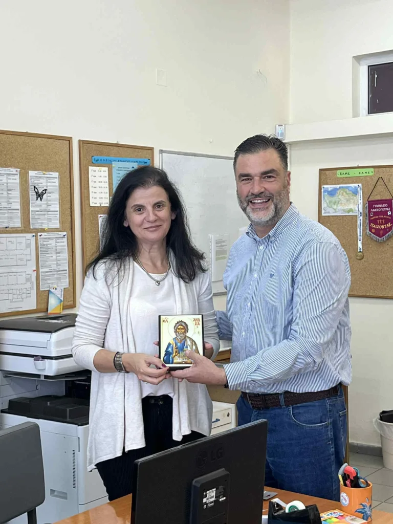 Λακκόπετρα: Παράδοση σχολικών ειδών από την παράταξη Σκιαδαρέση σε μαθητές ΦΩΤΟ