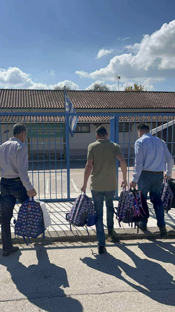 Λακκόπετρα: Παράδοση σχολικών ειδών από την παράταξη Σκιαδαρέση σε μαθητές ΦΩΤΟ