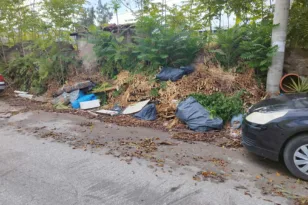 Σκουπίδια και ..καναπέδες στον δρόμο